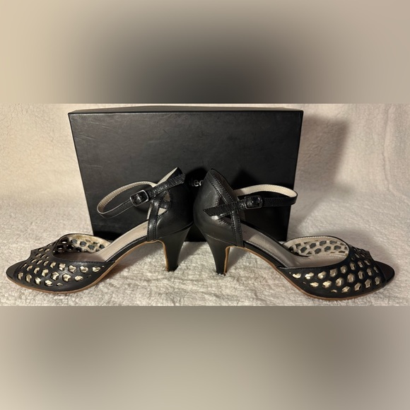 Coupleof Black an Gold Heels - Picture 15 of 16